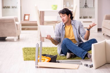 Yakışıklı delikanlı sandalye evde tamir 