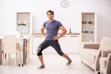 Adam diz yaralanma kurtarma için egzersiz