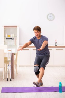 Adam diz yaralanma kurtarma için egzersiz