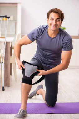 Adam diz yaralanma kurtarma için egzersiz