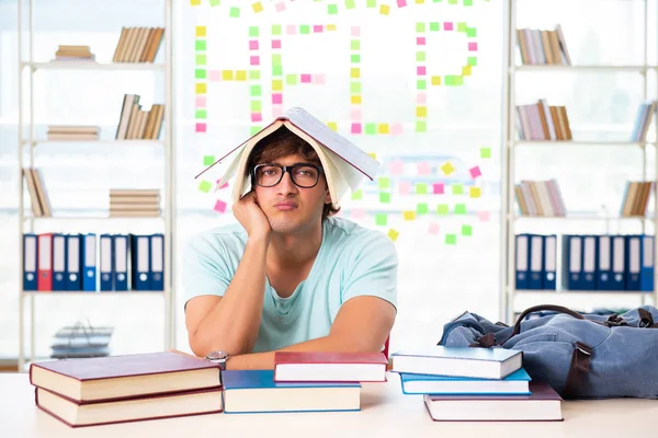 Preparação de estudantes para exames universitários — Fotografia de Stock