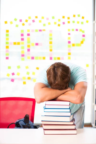 Preparação de estudantes para exames universitários — Fotografia de Stock