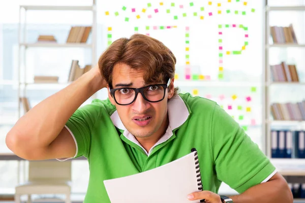 Estudiante luchando en el examen en el aula — Foto de Stock