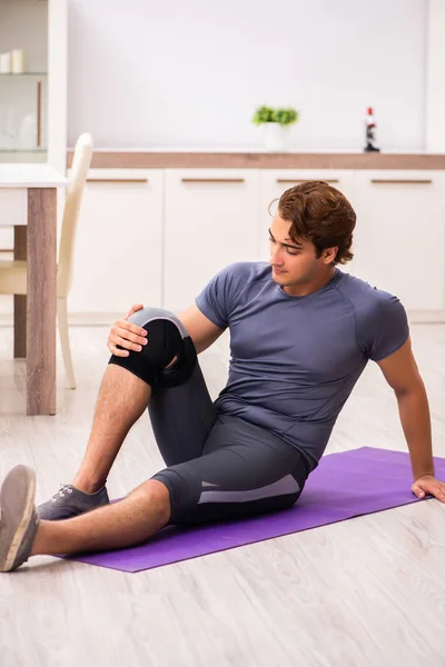 Uomo che si allena per il recupero di lesioni al ginocchio — Foto Stock