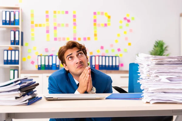 Giovane dipendente che soffre di lavoro eccessivo — Foto Stock