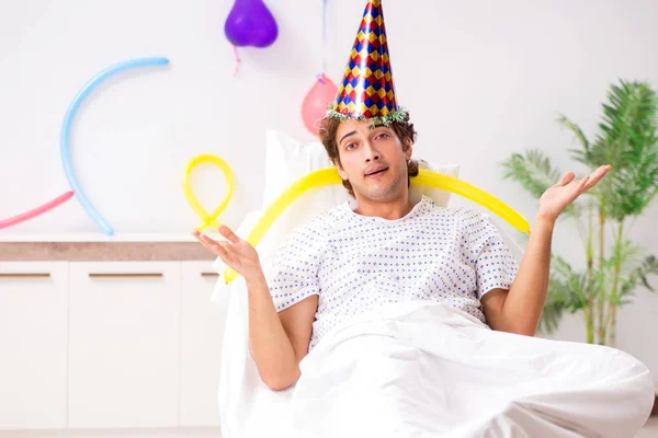 Junger Mann feiert Geburtstag im Krankenhaus — Stockfoto