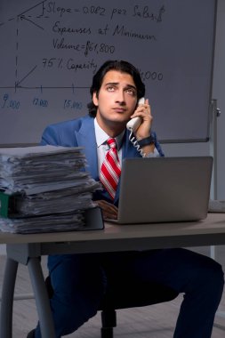 Genç zarif mali uzman office gece t içinde çalışma