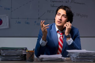 Genç zarif mali uzman office gece t içinde çalışma