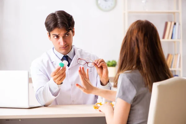 Ung kvinna besöker manlig läkare ögonläkare på sjukhus — Stockfoto