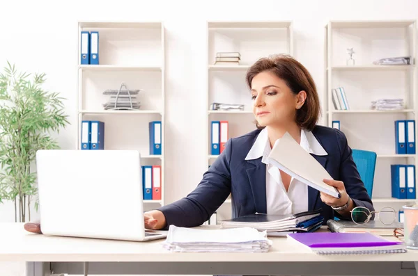 事務所に座っている中年の女性従業員 — ストック写真