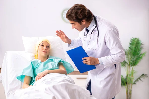 Mladý pohledný doktor hostující ženských onkologických pacient — Stock fotografie