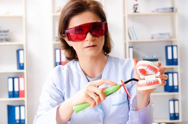 Kadın doktor yeni dişler üzerinde çalışma implant — Stok fotoğraf