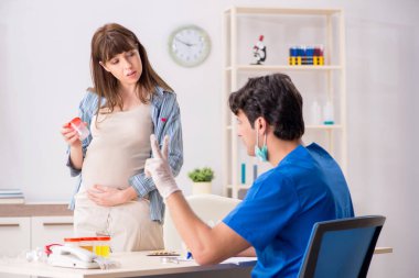 Hamile kadın check-up için doktoru ziyaret ediyor.