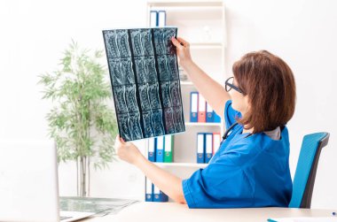 Klinikte çalışan kadın doktor radyolog 