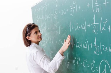 Kara tahta önünde kadın matematik öğretmeni 