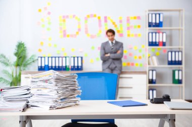 Ofiste oturan genç yakışıklı çalışan 