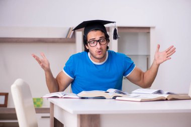 Evde Genç yakışıklı öğrenci 