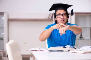 Evde Genç yakışıklı öğrenci 