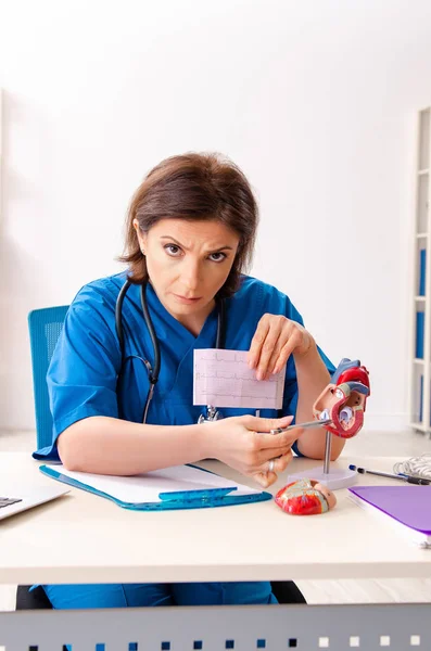 Médecin cardiologue femme travaillant à l'hôpital — Photo