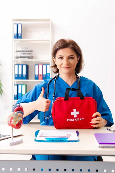 Kardiologin arbeitet im Krankenhaus — Stockfoto