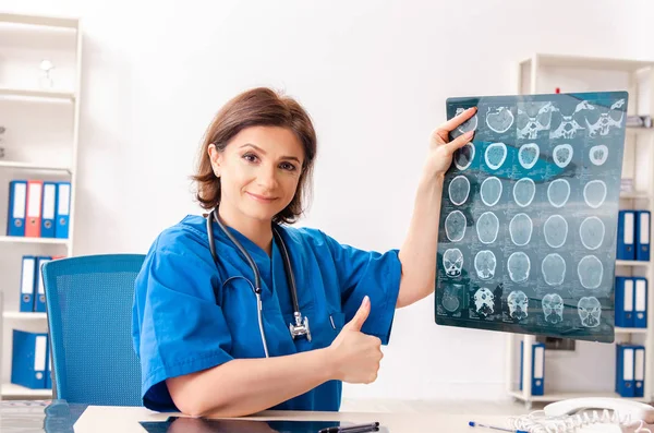 Médica radiologista que trabalha na clínica — Fotografia de Stock