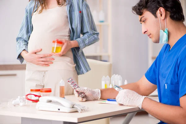 Беременная женщина посещает врача для обследования — стоковое фото