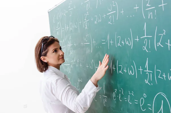 Mathelehrerin vor der Tafel — Stockfoto