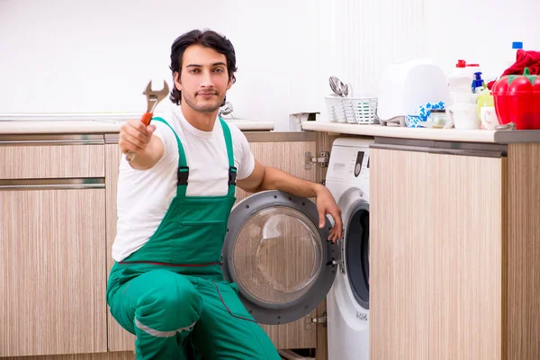 Genç yüklenici mutfak çamaşır makinesi tamir — Stok fotoğraf