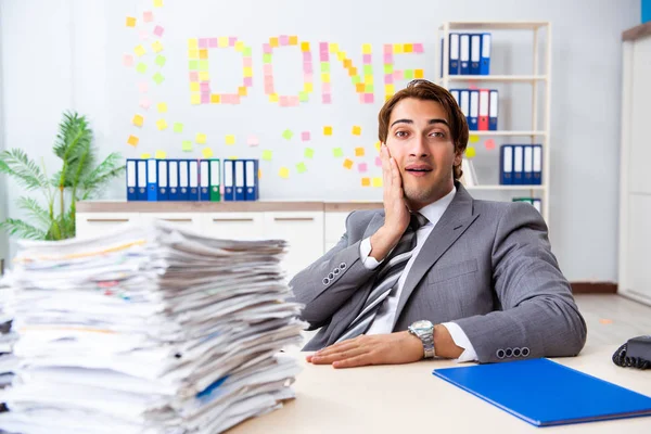 Jeune beau employé assis au bureau — Photo