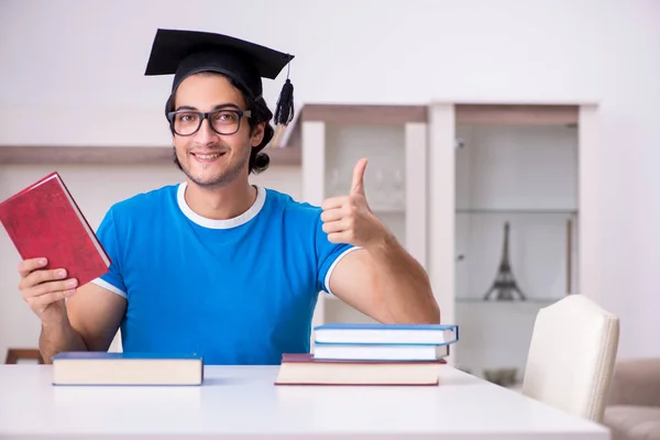 Jonge knappe student studeert thuis — Stockfoto