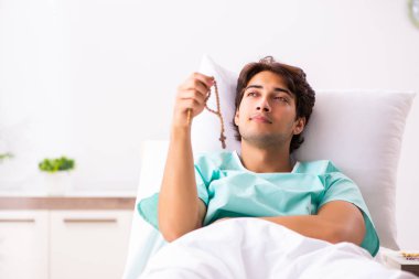 Yakışıklı delikanlı hastanede kalacak 