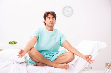Yakışıklı delikanlı hastanede kalacak 