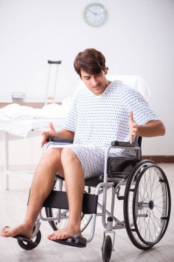 Yakışıklı delikanlı hastanede tekerlekli sandalyede 