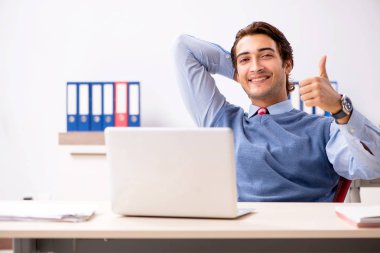 Ofiste çalışan yakışıklı bir genç. 