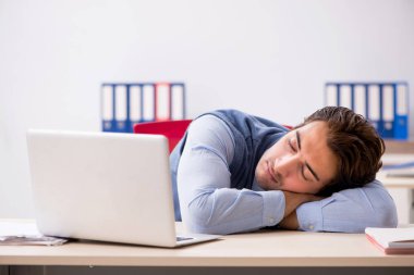 Ofiste çalışan yakışıklı bir genç. 