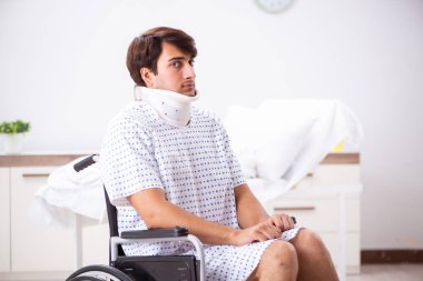 Yakışıklı delikanlı hastanede tekerlekli sandalyede 