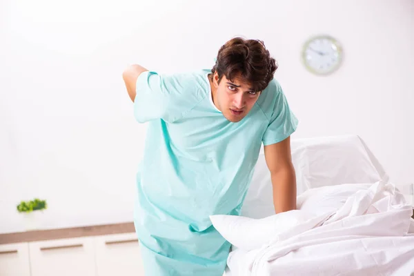 Joven hombre guapo que se queda en el hospital — Foto de Stock