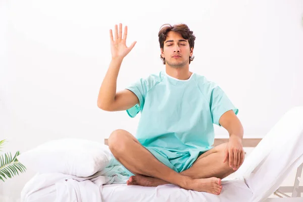 Joven hombre guapo que se queda en el hospital —  Fotos de Stock