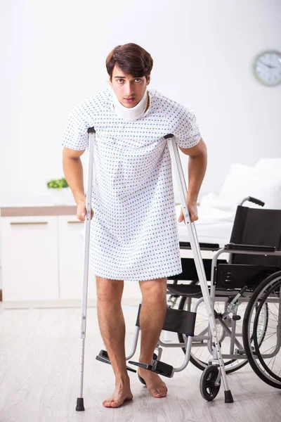 Jovem bonitão em cadeira de rodas no hospital — Fotografia de Stock