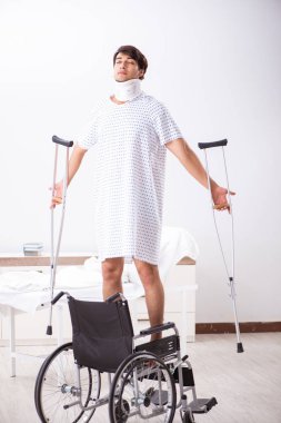 Yakışıklı delikanlı hastanede tekerlekli sandalyede 