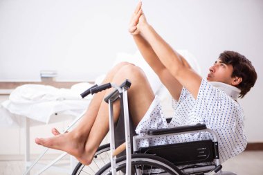 Yakışıklı delikanlı hastanede tekerlekli sandalyede 