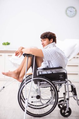 Yakışıklı delikanlı hastanede tekerlekli sandalyede 