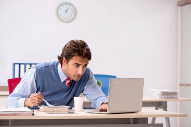 Ofiste çalışan yakışıklı bir genç. 