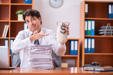 Genç yakışıklı iş adamı aşırı işten memnun değil. 