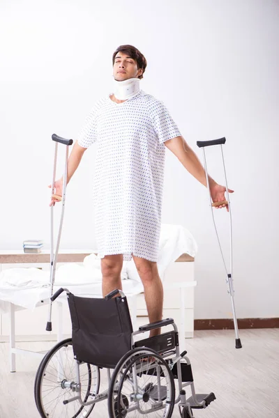 Yakışıklı delikanlı hastanede tekerlekli sandalyede 