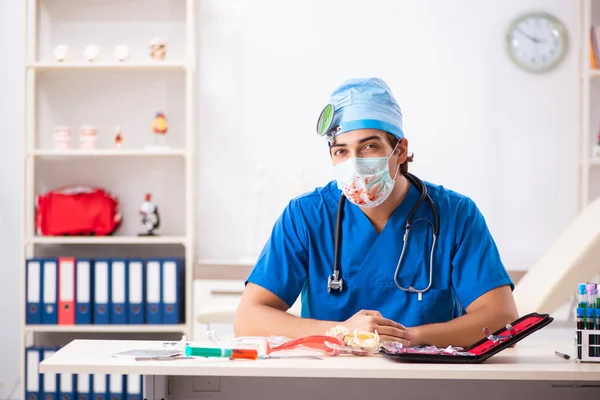 Médico loco trabajando en la clínica — Foto de Stock