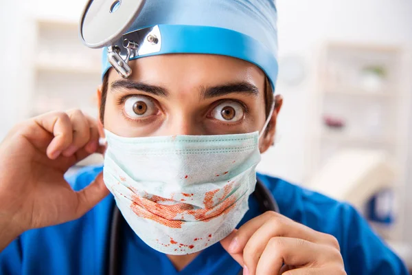 Médico loco trabajando en la clínica — Foto de Stock