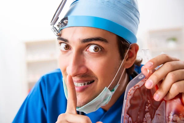 Médico loco trabajando en la clínica — Foto de Stock