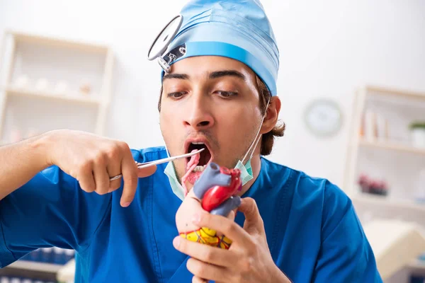 Médico louco trabalhando na clínica — Fotografia de Stock