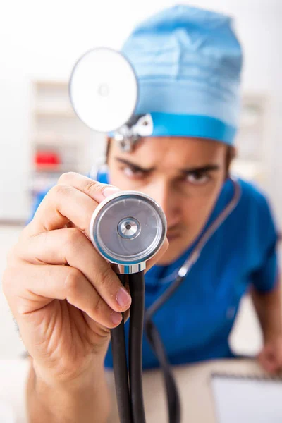 Galna läkare arbetar på kliniken — Stockfoto